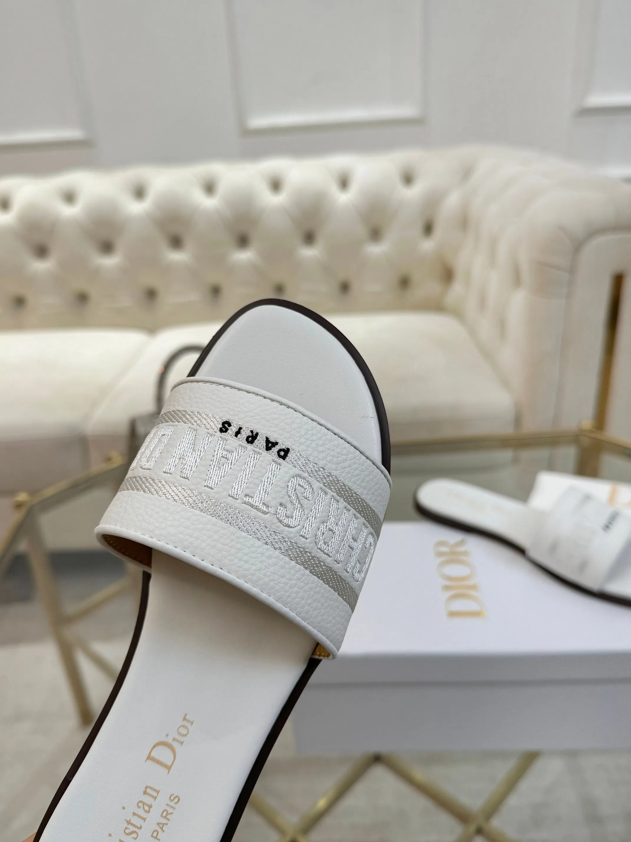 👟👟Ex-factory price 340👟👟 Genuine leather sole +40 Dior new style cowhide surface, sheepskin lining + embroidery process, 5 colors optional, code size 35-42, rubber sole, genuine leather sole +40